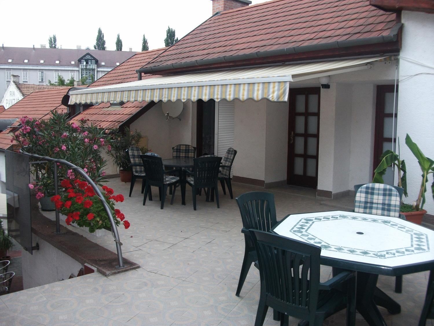 Ria Panzio Bed & Breakfast Esztergom Exterior photo