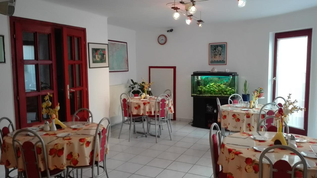 Ria Panzio Bed & Breakfast Esztergom Exterior photo