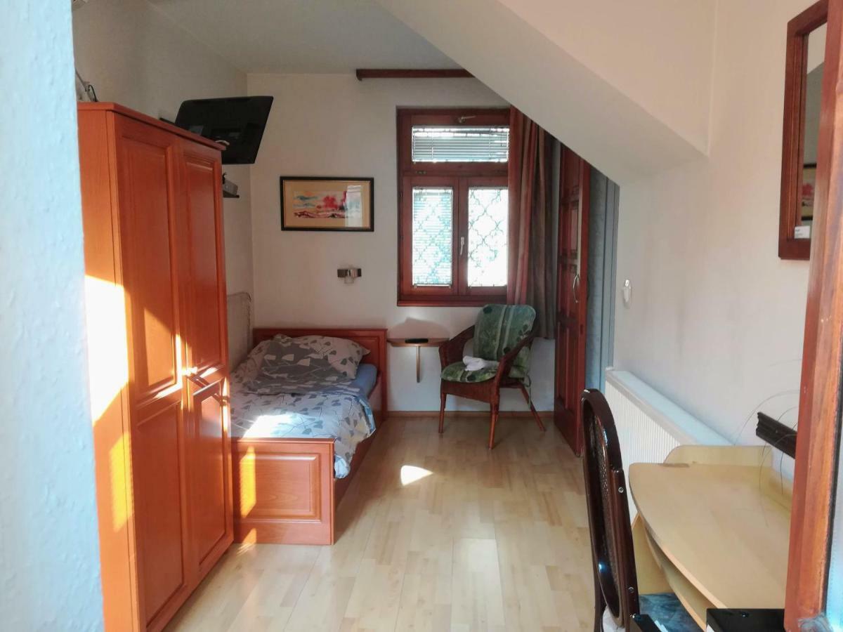 Ria Panzio Bed & Breakfast Esztergom Exterior photo